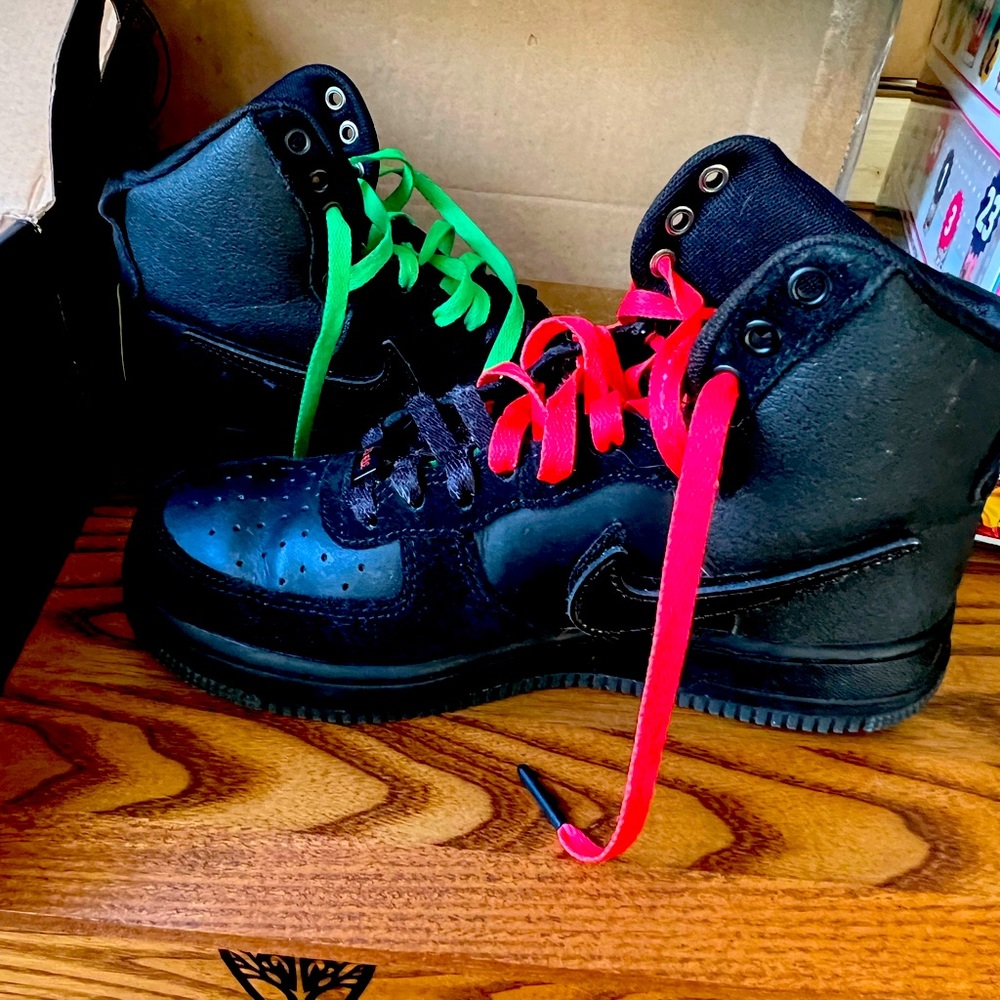 Air Force 1 high ‘07 LE size 5. With red and green shoe laces